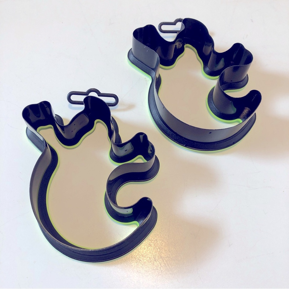 Set of 2 Wilton Ghost Comfort Grip Cookie Cutters - Halloween Green Grippy - Picture 2 of 5